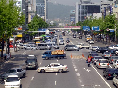 한강로 용산역과 중대병원 앞 사거리. 8차선 도로에 횡단보도는 보이지 않는다. 